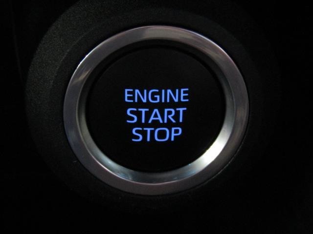 エンジンスタート、ストップスイッチです。プッシュスイッチひとつでエンジン始動。便利なスマートキー装備車です。