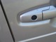 キーをポケットやバッグに携帯していれば、前席のドアまたはテールゲートのボタンを押すだけで、手軽に施錠/解錠が可能。エンジンの始動・停止もワンプッシュ。