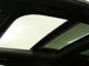 車内に光を取り入れ明るく開放的に演出するパノラミックガラススライディングルーフを採用しています！状況に応じてチルトアップ＆スライドの２パターンでご使用頂けます！！ＴＥＬ：０４７－３９０－１９１９