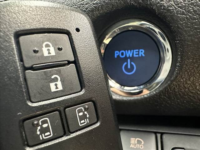 【スマートキー・プッシュスタート】キーを身につけている状態なら、ドアに付いているスイッチを押すだけで、ドアロックの開閉ができる機能。エンジン始動も便利です。