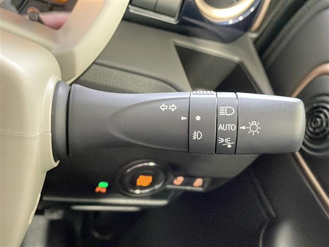 【オートライトシステム】車外の環境に合わせてライトを点灯します♪トンネル入り口では瞬時に点灯するなど、点灯、消灯を車外の明るさに応じて行います♪