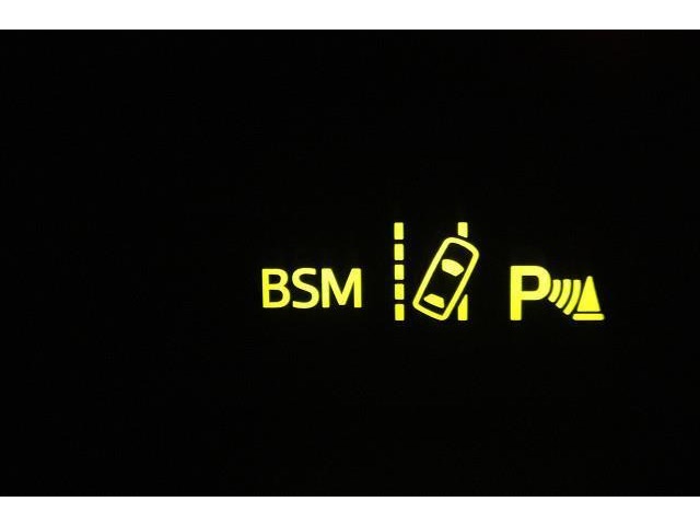 BSM（ブラインドスポットモニター）を装備。 隣の車線を走る車両を検知、車両が死角エリアに入るとドアミラーのインジケーターが光ってお知らせ！