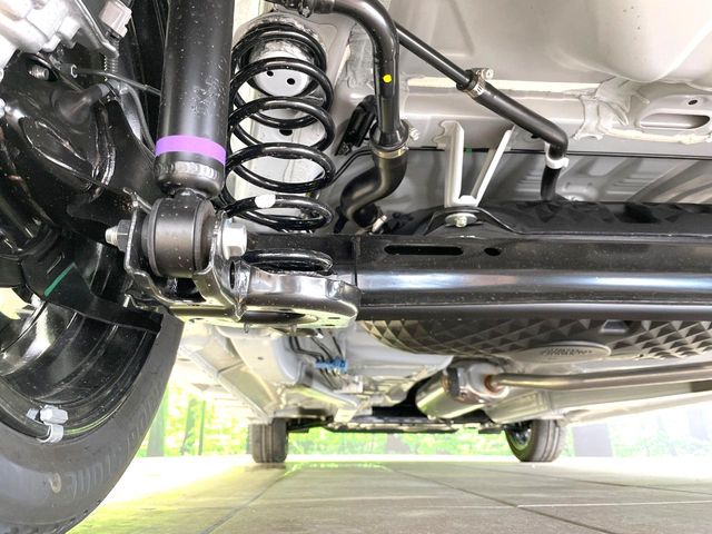 お車を安心してお乗りいただく為には、足回りの定期点検が欠かせません。サービスサポート（有償保証）では無料点検もご提供しており、安心のカーライフをお過ごしいただけるサポート体制が整っています。