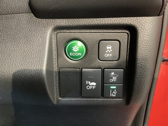 ハンドルの右側にはHondaセンシング用の、レーンキープアシストシステムのメインスイッチとVSA（ABS＋TCS＋横滑り抑制）の解除スイッチなどがついています。燃費に役立つＥＣＯＮボタンもここです。