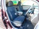 厚みのあるシートクッションで座り心地のいい大型アームレストコンソール付きファブリックシート。運転席はシート上下アジャスター付きで細かなポジション調整が可能です。