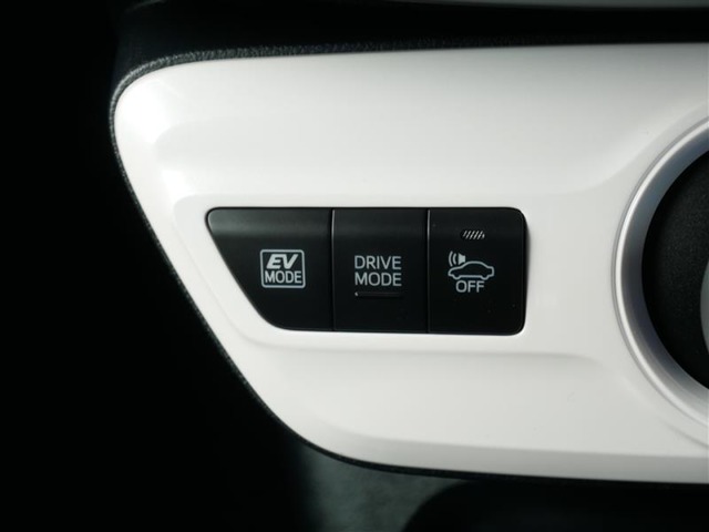 EV・ドライブモードスイッチ 車両接近通報一時停止スイッチ（通常ＥＶモードで走行中は車から音がしないので、歩行者に接近を知らせる音を出します）