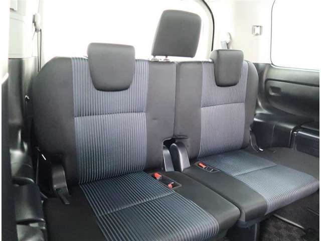 【サードシート】サードシートもリクライニングが可能な３人掛けシートになります。