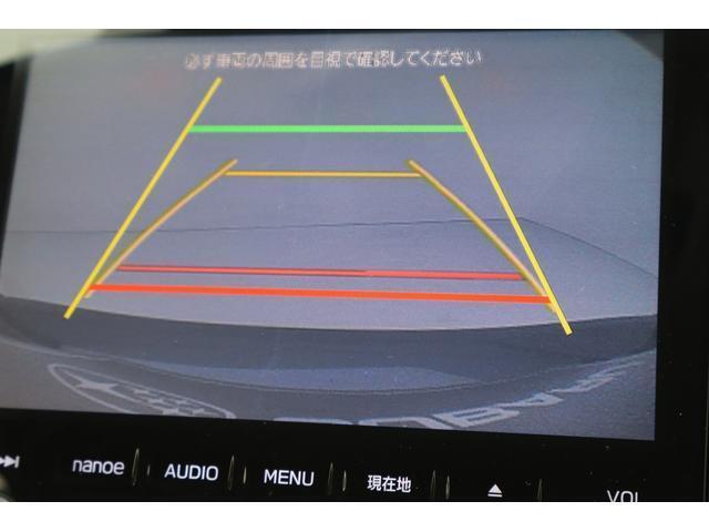 シフトレバーをリバースにすると連動してバックカメラ映像に切り替わります。