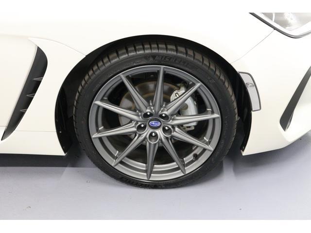 18�C���`�z�C�[���́A�ЊO�̃X�|�[�c�z�C�[���ɔ�ׂĂ��y�ʁ��������Ő��x�̍������̂��̗p���Ă��܂��B