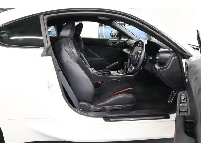 �V�[�g���t�^�[����ʓI�Ȓ����������L���l�X�ȑ̌^�̕��Ƀt�B�b�g���܂��B