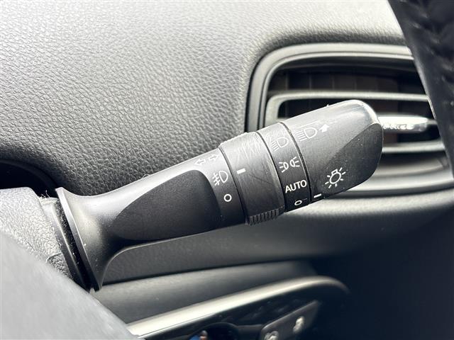 【オートライト（ＡＵＴＯ）】外の明るさをシステムが感知して、自動でヘッドライトが点灯します。ヘッドライトをつけ忘れを防ぐ便利機能です。