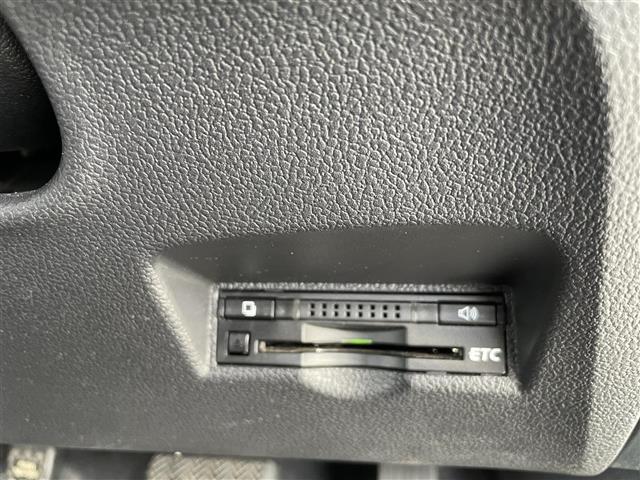 【ＥＴＣ】有料道路を利用する際に料金所で停止することなく通過できる、ＥＴＣ車載器（ノンストップ自動料金収受システム機器）が装備されています。セットアップを行うことで利用可能になります。