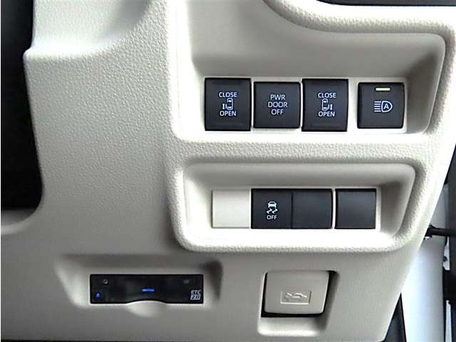 両側電動のスライドドアで楽々スムース！運転席からも開閉の操作もできます♪キーのスイッチひとつで自動開閉できる便利な機能もついてます♪