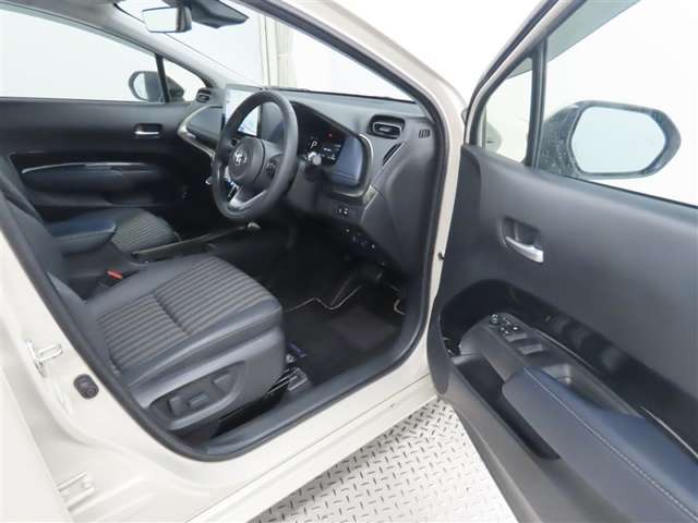 【禁煙車の定義】当店の定義・・・☆タバコ臭くない事☆コゲがない事☆灰皿等の喫煙器具が未使用の事 以上３項目をクリアした場合【禁煙車】と表示します。（現状を表しています。過去の事は、断定できません。）