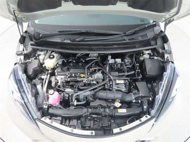 車にとって、とても大切な部分のエンジンルーム。綺麗に清掃済みで安心です。