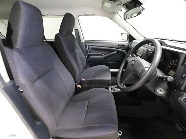 ゆったり室内で運転もしやすいです♪使い勝手の良い配置も考えられています！！