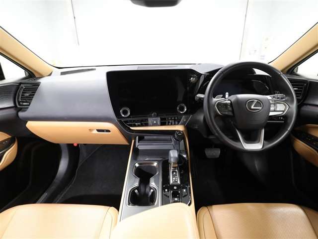 上質で落ち着いた印象のインパネ。視界も広々で運転しやすいです。