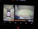 パノラミックビューモニターを装備。駐車場や交差点でクルマを真上から見るように周囲を確認できます。機能の詳細は販売店スタッフまでおたずねください。