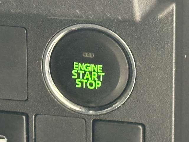 スマートキーです。プッシュボタンでエンジンをかけるタイプです。