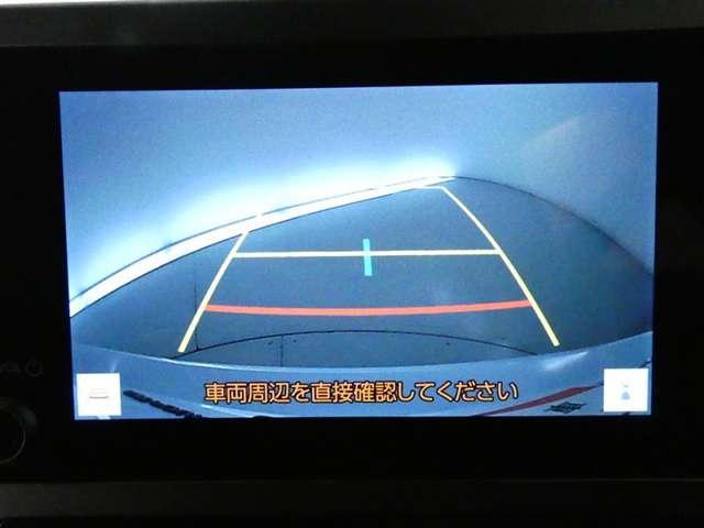 バックガイドモニター付き。車両後方の映像をナビ画面に表示し、駐車などの後退操作をサポートします。