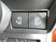 電動スライドドアのスイッチで車内からもスライドドアの開閉ができます。イージークローザー機能で半ドアになることも防止してくれます。