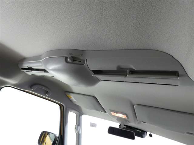 スリムサーキュレーター装備。室内の空気を循環させて前席と後席の温度差問題を解決。