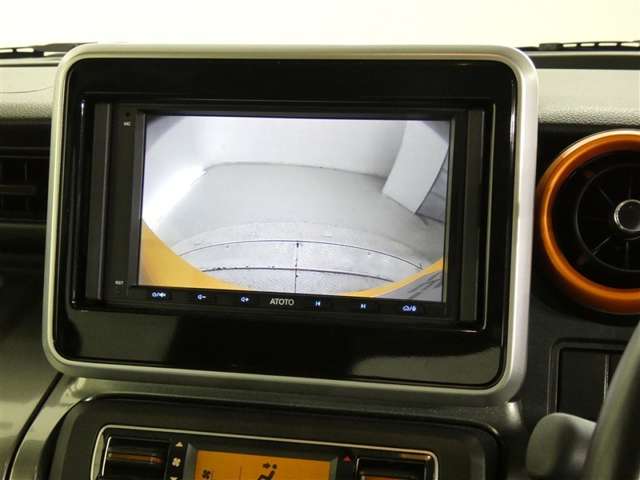バックガイドモニターで、後方を確認しながら安心して駐車することができます。運転初心者も熟練者も必須の機能ですよ！