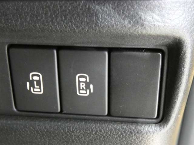 室内スイッチやリモコンで電動スライドドアの開閉が出来ます。電動なので半ドアになる心配もなく楽に開閉ができます。