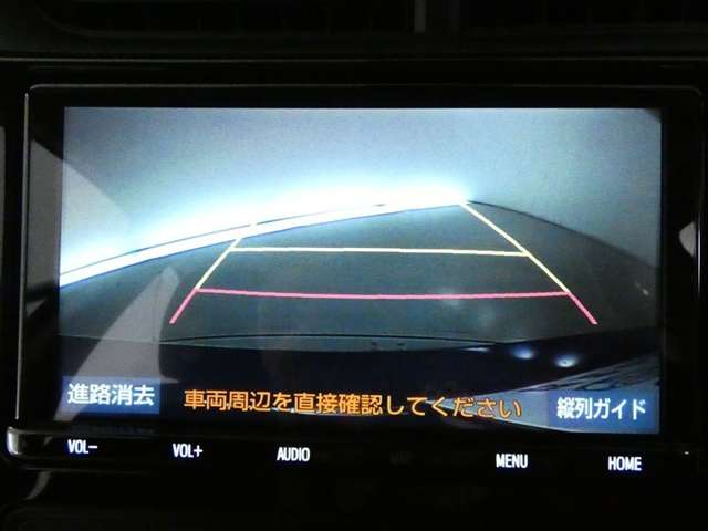 バックガイドモニター付き。車両後方の映像をナビ画面に表示し、駐車などの後退操作をサポートします。