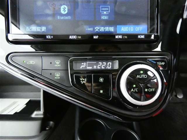 オートエアコン装備ですので常にお好みの温度に調整ができ車内を快適な空間に保ってくれます。