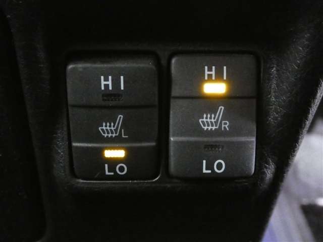 運転席と助手席には寒い時にうれしいシートヒーターが装備されてます。