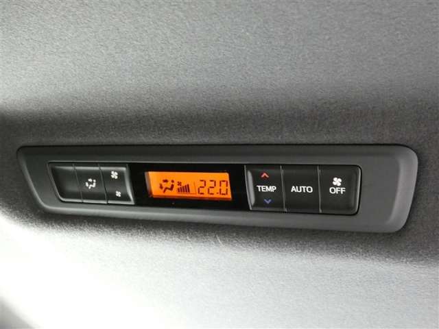 後部座席にもオートエアコン装備ですから車内は、とっても快適です。