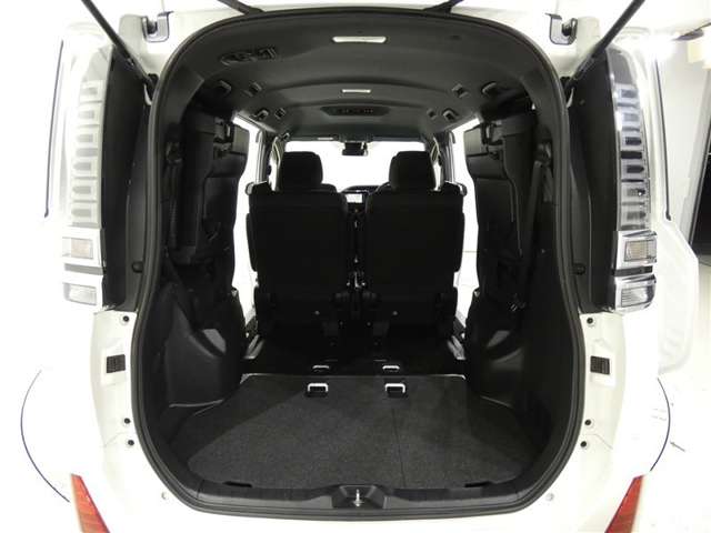 三列目シートは、折りたためますので大きなスペースが出来ちゃいます。キャンプ用品など大きな荷物もばっちり収納可能です♪