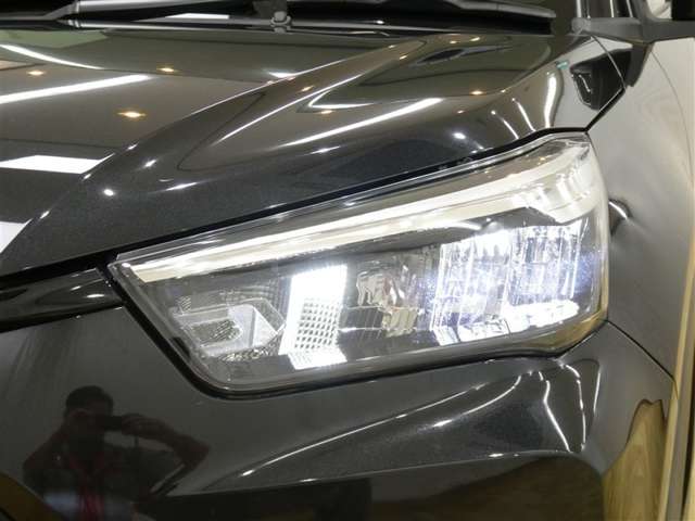 LEDヘッドライトです。デザイン性がよくとても明るいので、夜間の走行や悪天候でも安心です。しかも長寿命！