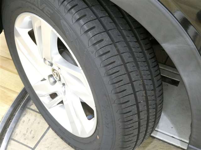 タイヤ残り溝もバッチリ！溝が少ないとスリップしたりブレーキ時の制動距離が長くなってしまいます。交換までまだまだ余裕があるのは経済的にも助かります。