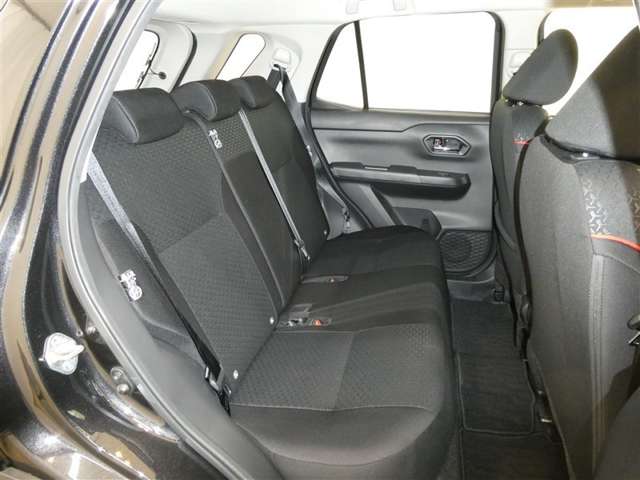 ゆとりある広々とした車内空間は、ドライブを始め買い物やレジャーなど、幅広く活躍します。一人でもみんなとでもお出かけを楽しみましょう！