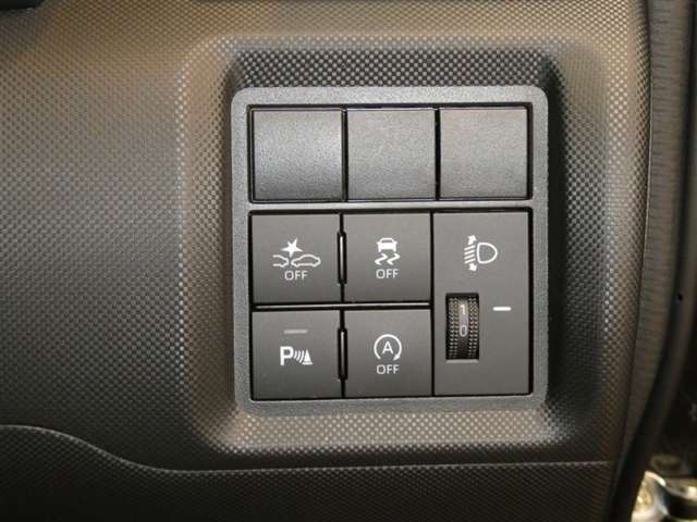 コーナーセンサーを車の前後に装備。障害物までの距離に応じて警告音を変えてお知らせ。縦列駐車時や駐車場・車庫などでの取り回しをサポートします。詳細は販売店スタッフまでおたずねください。