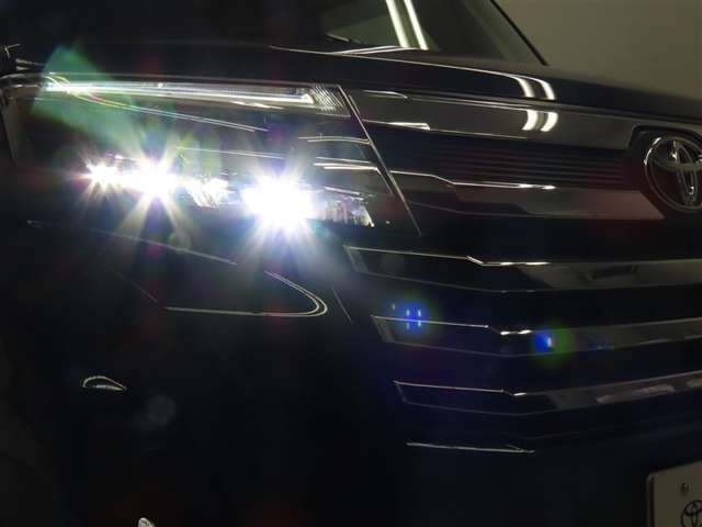 高輝度で点灯速度が速く、しかも消費電力の少ないＬＥＤヘッドライトが装備されています！ＬＥＤの明るい光が走行中の視界の確保をサポートして、夜のドライブがより楽しく安全に運転できます♪