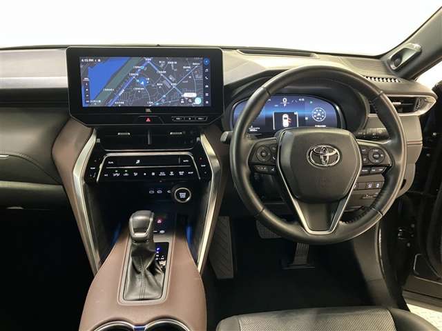 運転席周りのレイアウトをご覧ください。ナビゲーションが綺麗に装着されすっきり収まってますね！