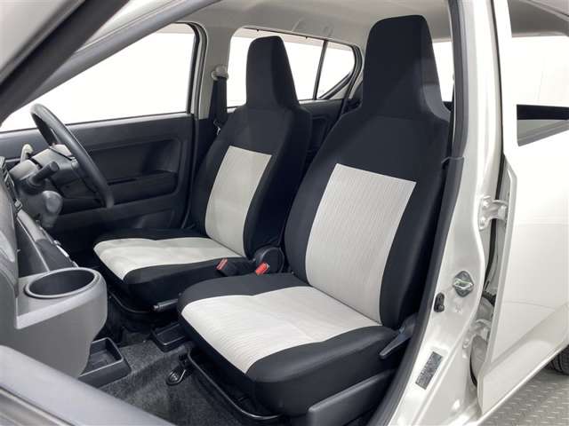 厚みがあって、座り心地のいいシート。運転席も助手席もリラックスしてゆったりと座れます♪