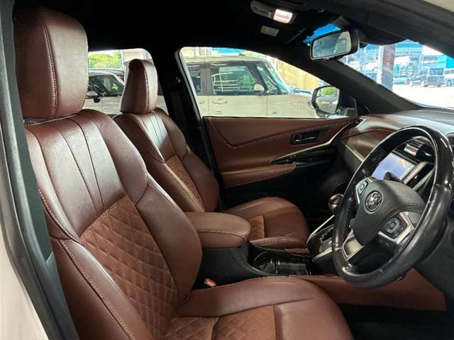 運転席の画像です。足元やシートまわりに余裕があり、リラックスした姿勢で運転が可能です。視界も良好で操作系へのアクセスもしやすく、快適で安心感のあるドライブをサポートします。