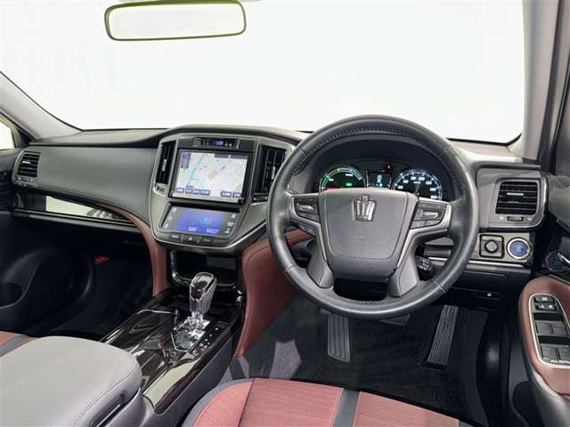 運転席まわりです。　各操作スイッチは使いやすい位置に配置されてます。