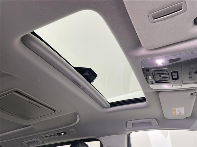 【ムーンルーフ】天井から太陽の穏やかな光や爽やかな風を取り込むことができる、トヨタの「サンルーフ」です！頭上のスイッチでムーンルーフを開閉することができます。