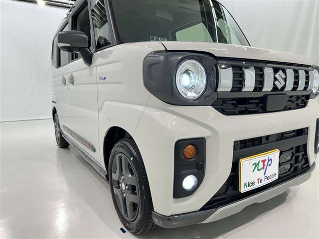明るいライトが夜道を明るく照らしてくれます。 運転する上で、道路状況をいかに早く認識できるか重要なポイントです。 白色光が暗い道も明るく照らしてくれますよ。