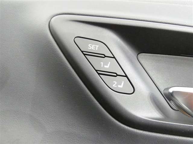 運転席のシートポジションを記憶・再現できるメモリー機能を搭載しています。