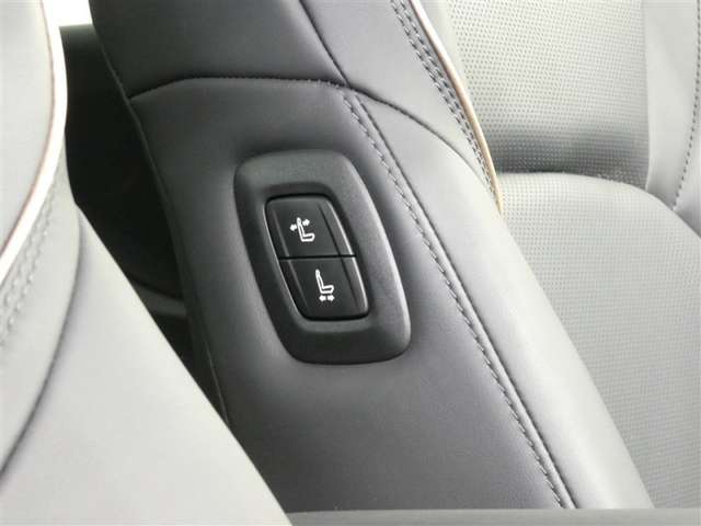 助手席もパワーシート付です。運転席からは、助手席肩口パワーシートスイッチで助手席シートの操作が手軽にできます。
