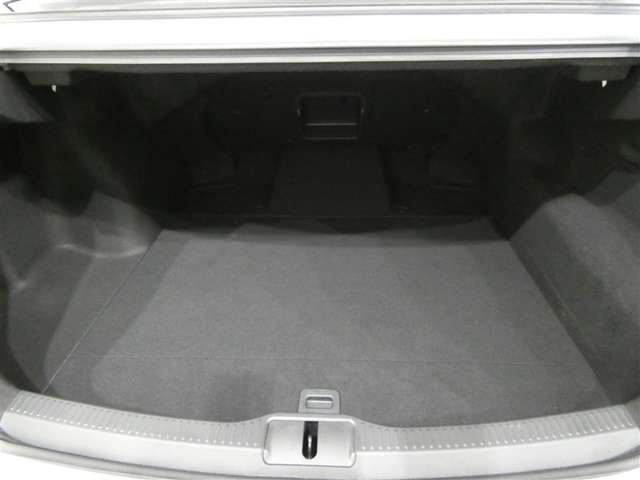 広く開口部の大きいラッゲージルームは、荷物の出し入れも楽です。