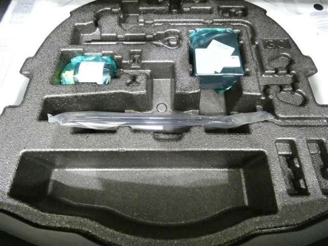 スペアタイヤレス車です。応急セットを搭載しております。