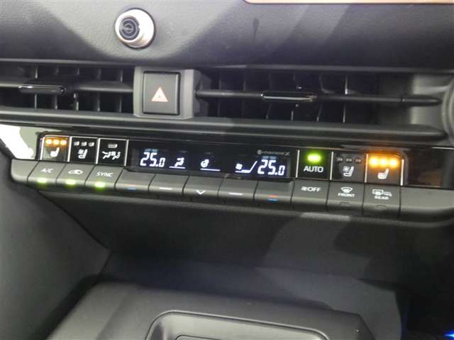 温度の感じ方は、個人差がありますね。運転席、助手席で独立して温度設定のできる左右独立温度コントロールのオートエアコン装備です。