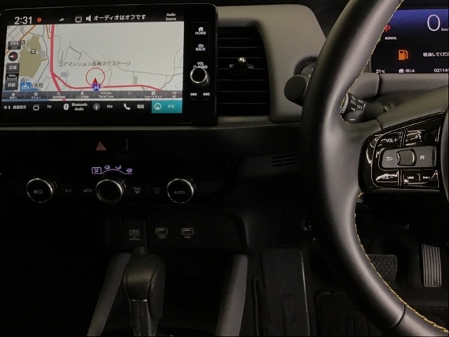 ホンダ純正メモリーナビ搭載なので、遠方へのドライブもお任せ下さい！ステアリング左手側にオーディオ関連のコントロールスイッチを配置しています。操作時は視線を逸らすことなく運転に集中できます。